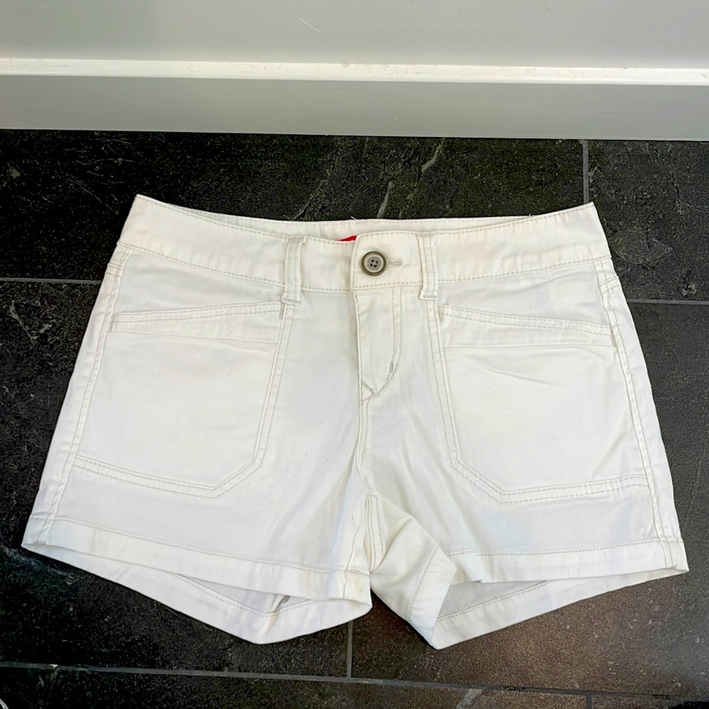 Union Bay white cargo shorts. Juniors size 7